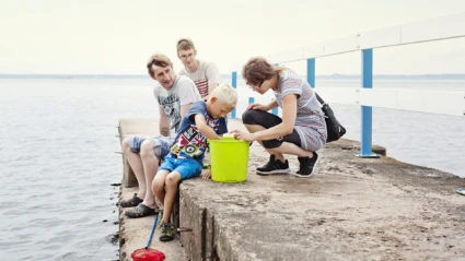 Familj på brygga i Domsten i Helsingborg. (foto: Anna Olsson)