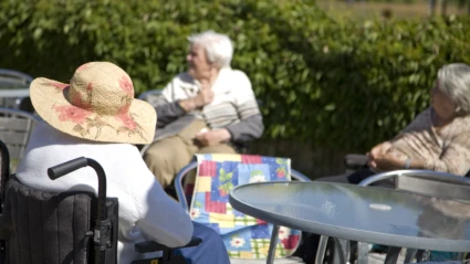 Äldreboendet Fregatten på Råå. Boenden solar på gården.