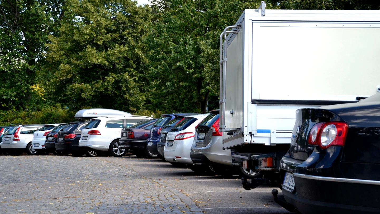 Parkerade bilar på parkering vid Bergaliden i Helsingborg. (foto: Beatrice Stiernstedt)