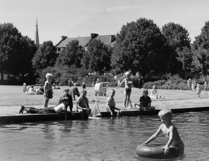 Barn leker i Furutorpsplatsens plaskdamm i mitten av 1950-talet. (foto: Helsingborgs museum)