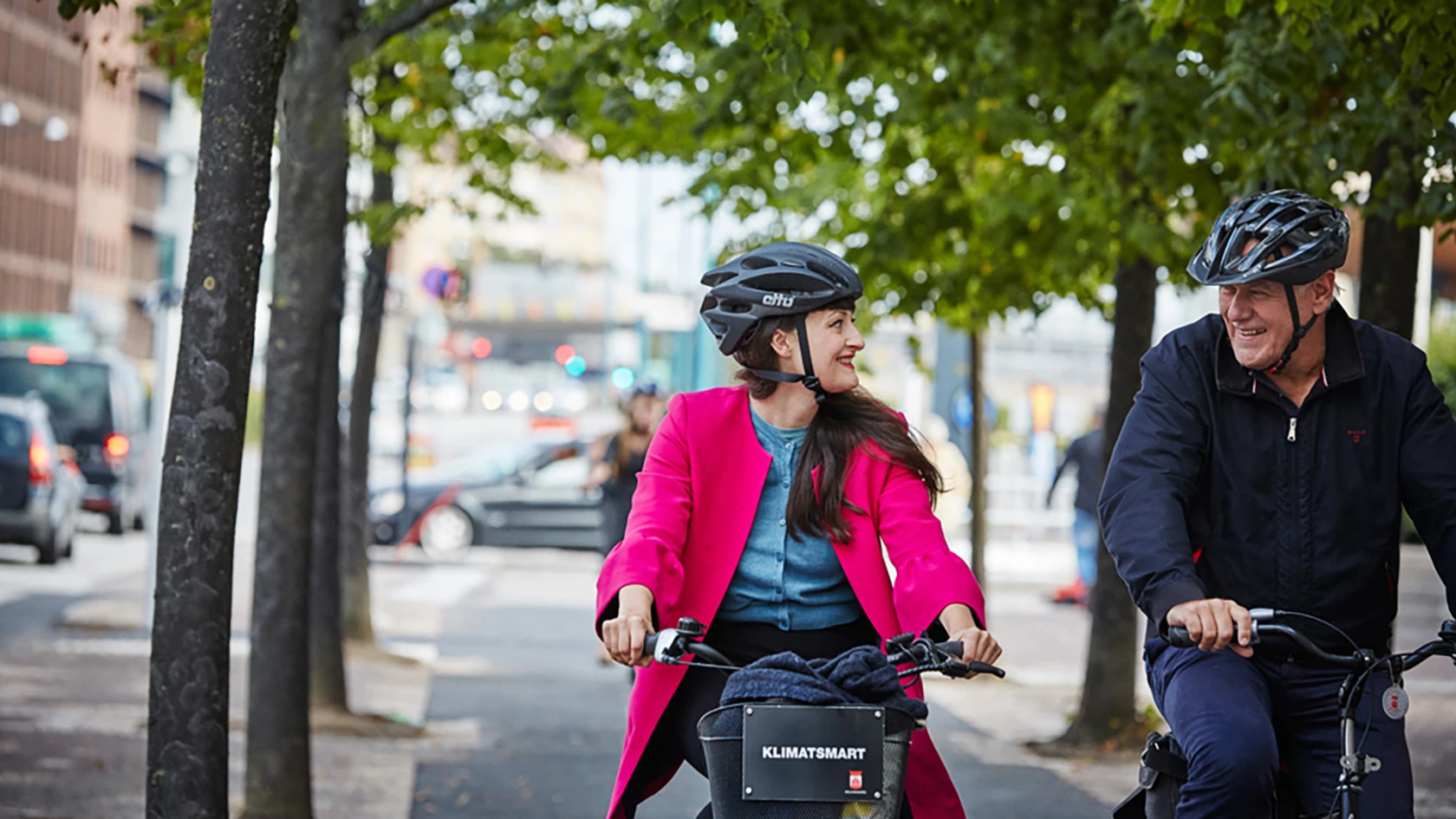 Två cyklister i centrala Helsingborg. (foto: Caroline Found)