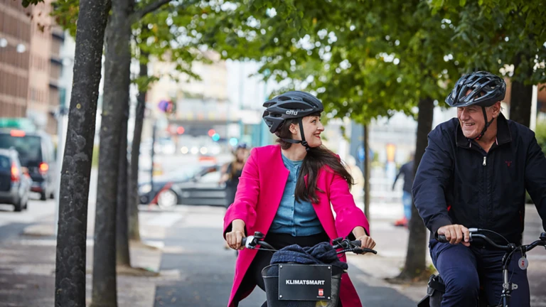 Två cyklister i centrala Helsingborg. (foto: Caroline Found)