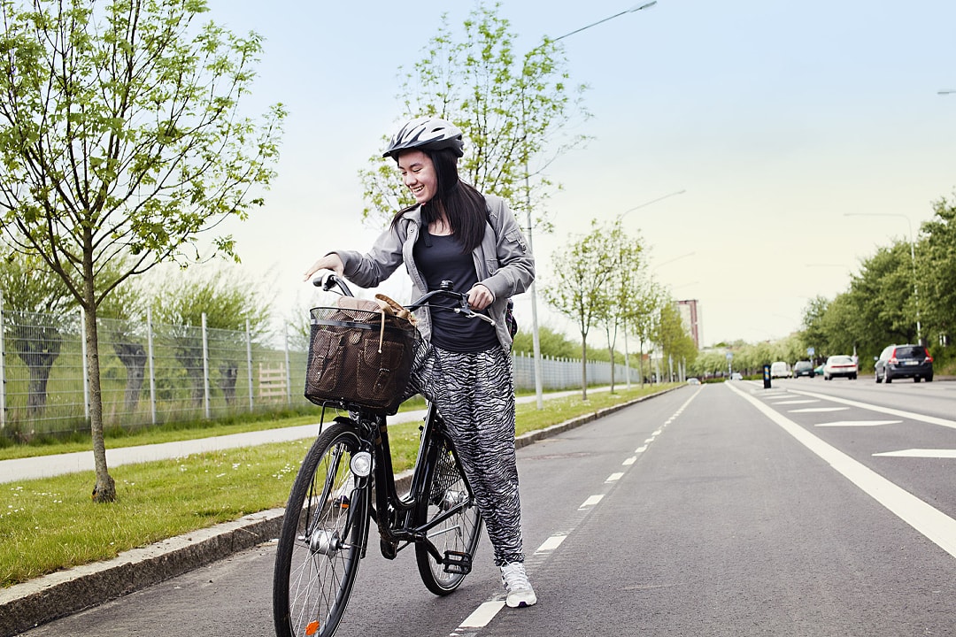 Flicka med cykel på cykelväg längs Larmvägen på Fredriksdal i Helsingborg. Samtyckesavtal finns i SBF:s diarie