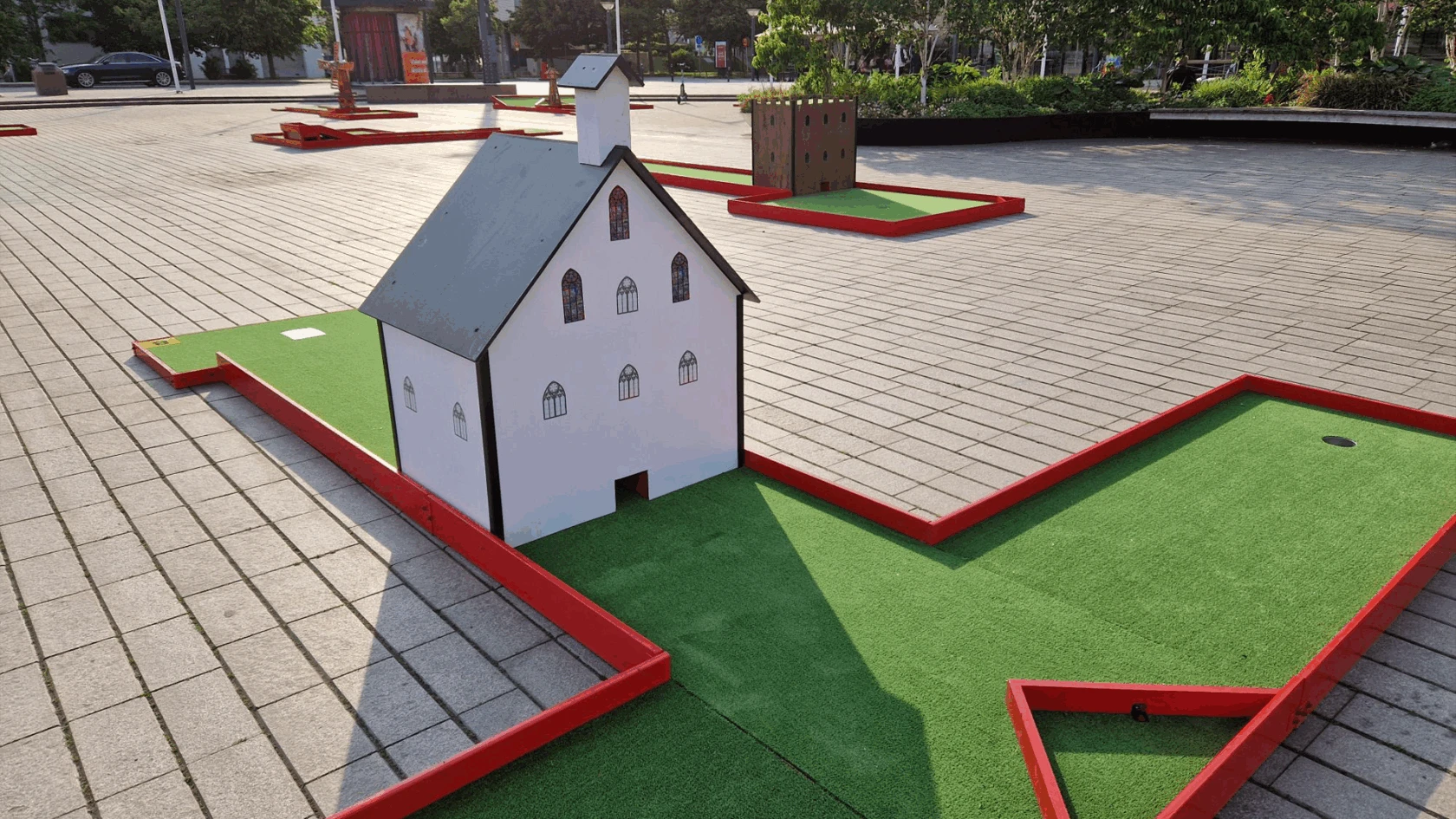 Del av minigolfbanan på Sundstorget
