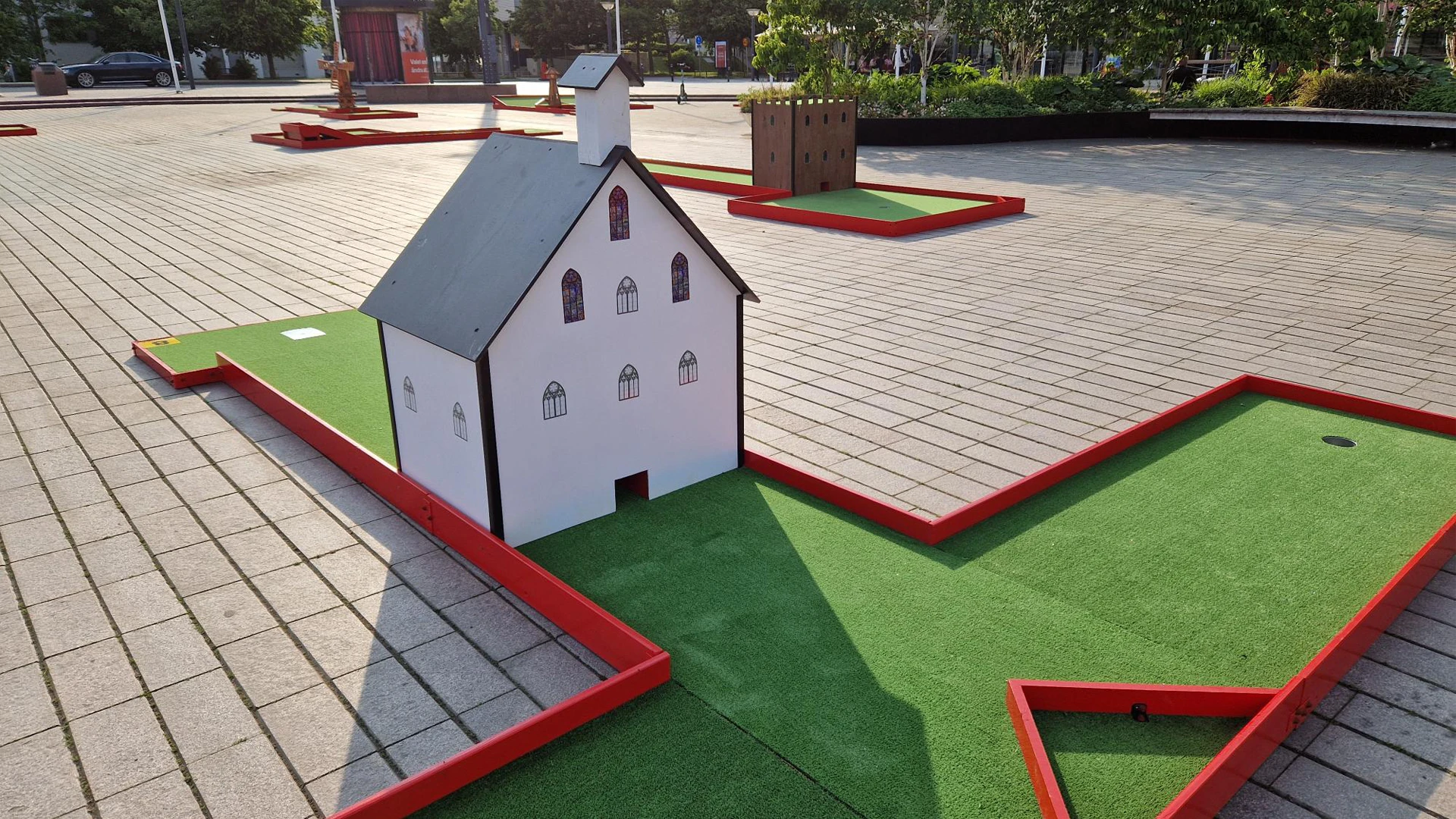 Del av minigolfbanan på Sundstorget