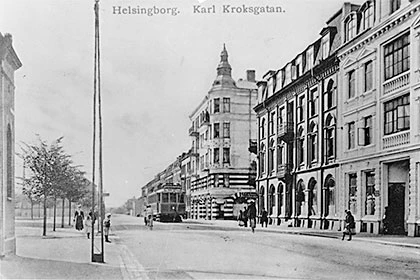 Människor och en spårvagn på Carl Krooks gata i Helsingborg, svartvit foto.