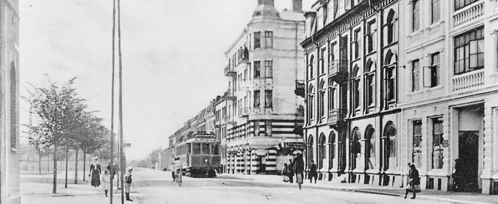 Människor och en spårvagn på Carl Krooks gata i Helsingborg, svartvit foto.