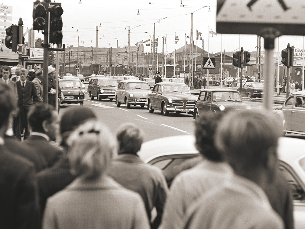 Den 3 september bytte all fordonstrafik i Sverige från vänster- till högertrafik. (foto: Kjell Lindgren, Helsingborgs museisamling)