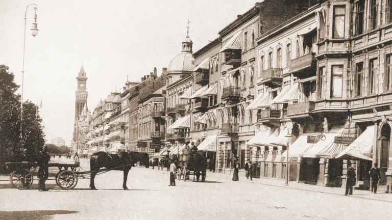 Järnvägsgatan 1905, då hästar trafikerade gatan. (foto: Helsingborgs museisamling)