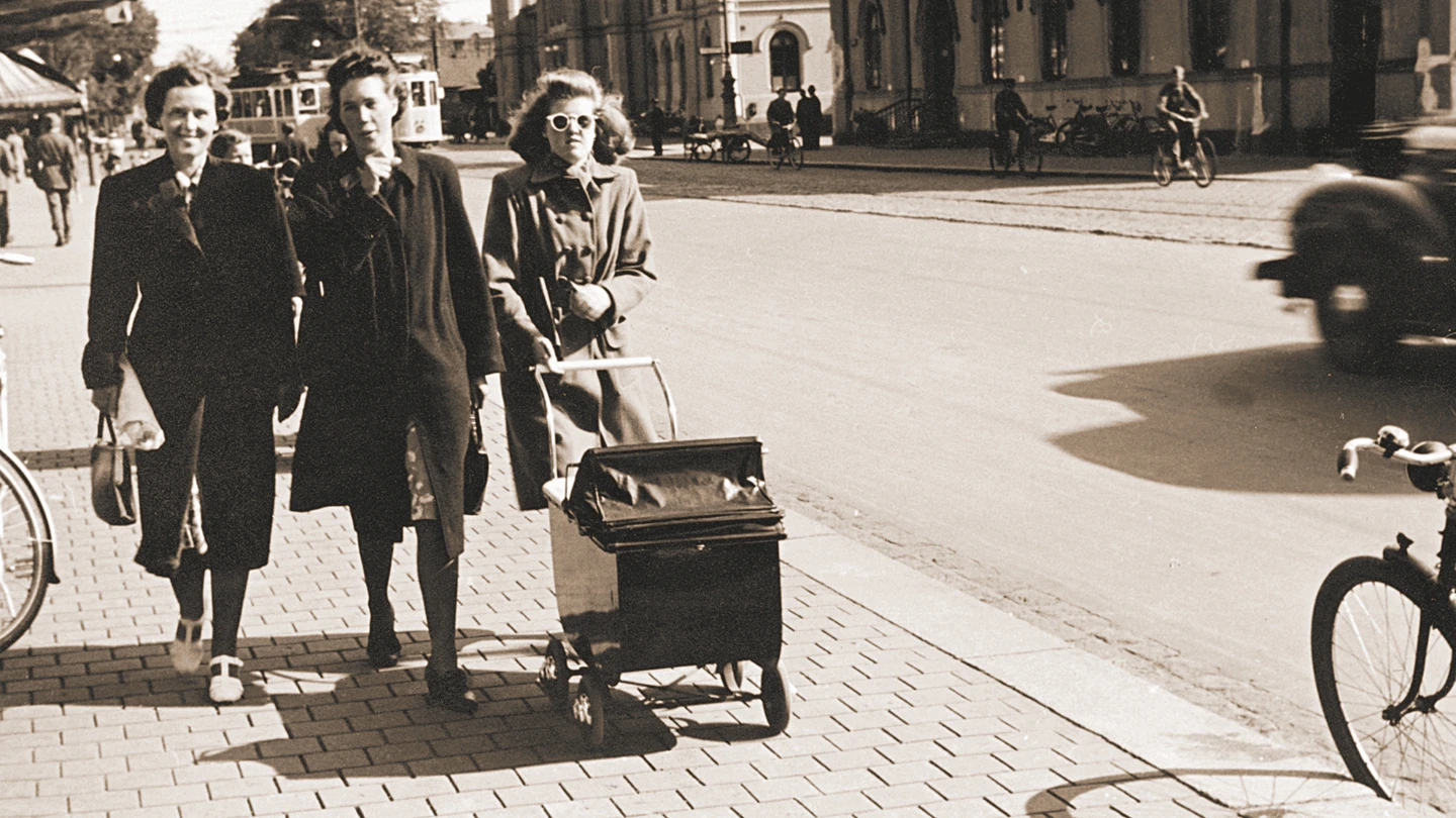 Tre kvinnor längs Järnvägsgatan, med Centralstationen i bakgrunden (foto: Emil Göransson, Helsingborgs museisamling)