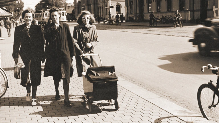 Tre kvinnor längs Järnvägsgatan, med Centralstationen i bakgrunden (foto: Emil Göransson, Helsingborgs museisamling)