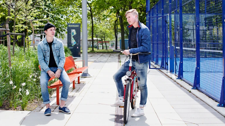 Två killar med cykel på Idrottsoasen i Olympia park i Helsingborg. (foto: Anna Olsson)