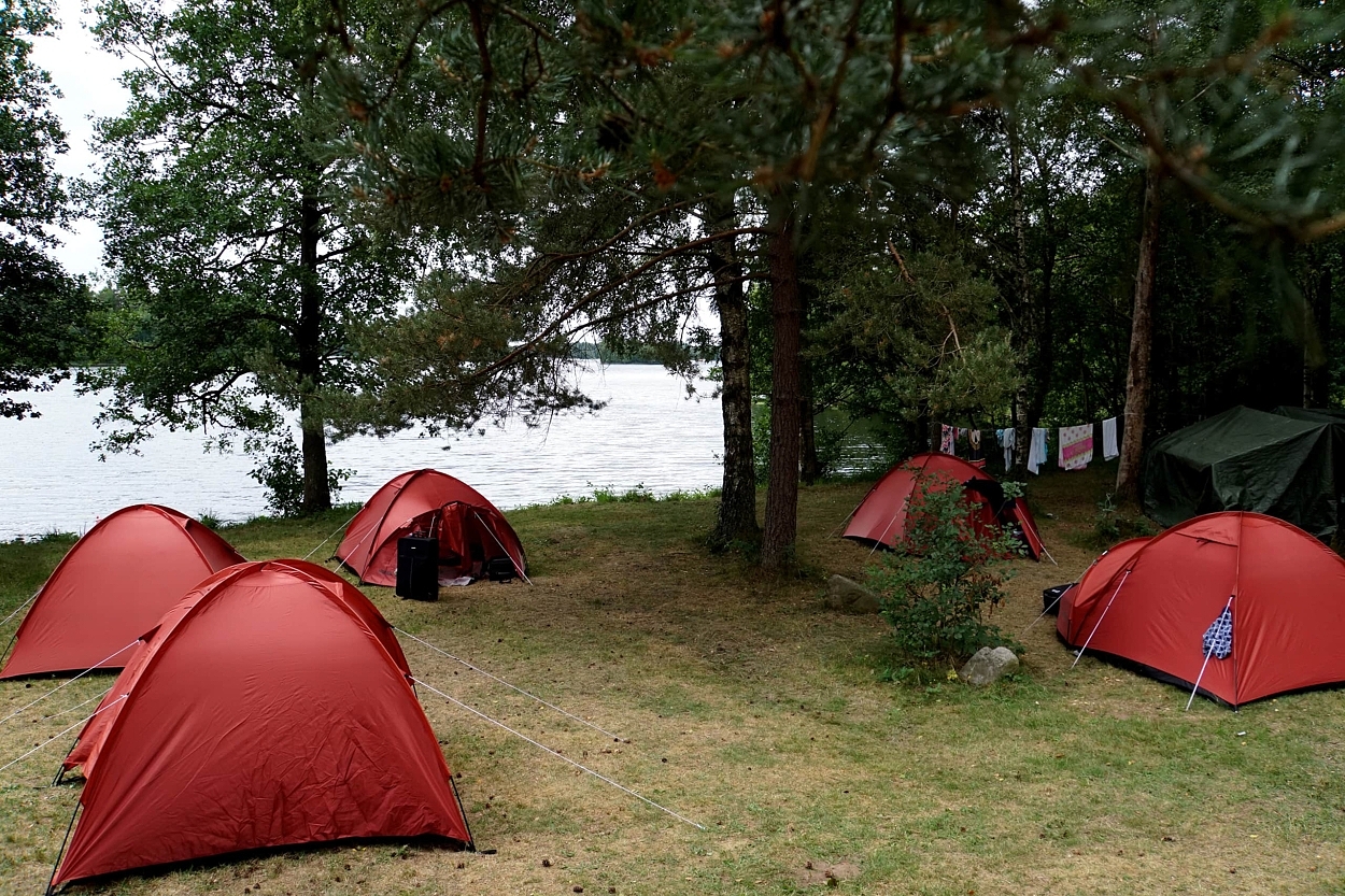 Röda tält uppsatta på Skånes fagerhults lägergårds område.