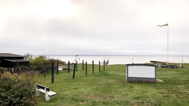 Vy över gräset vid Hittarpsbadet i Helsingborg