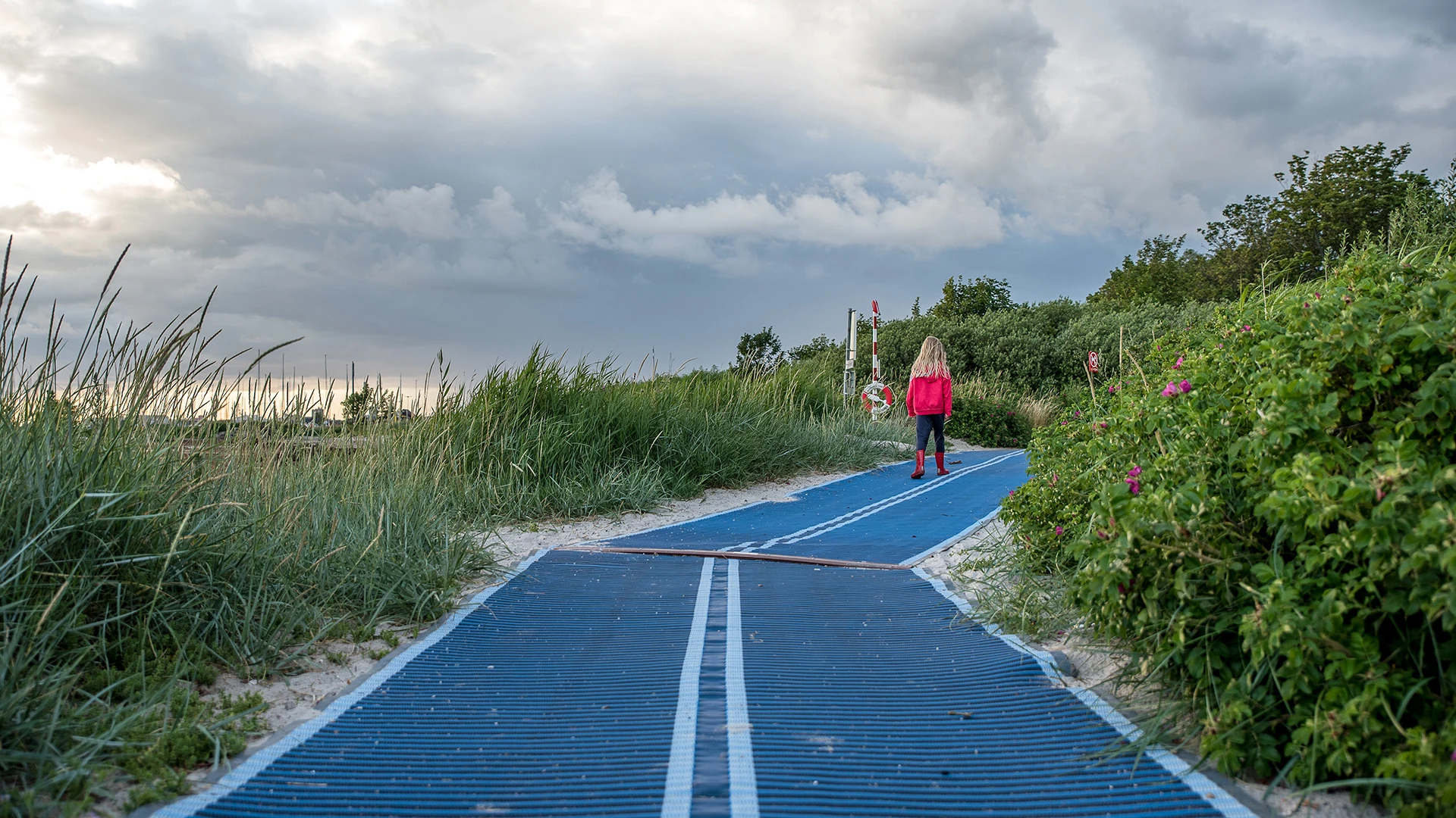 Barn på gångväg vid badplatsen Örby ängar norra