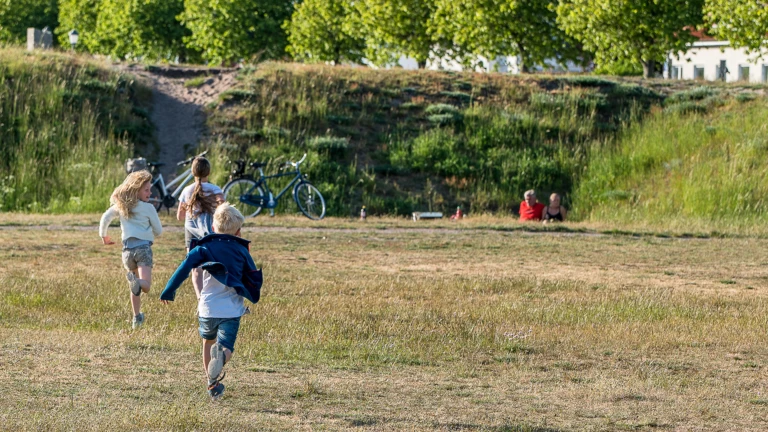 Barn som springer mot vallen på Råå vallar