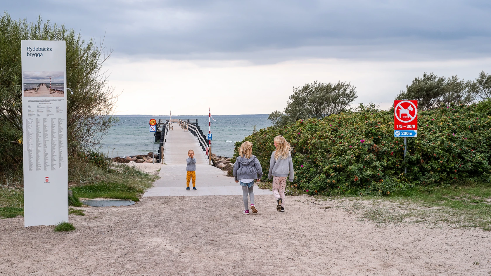 Barn på väg mot Rydebäcks brygga