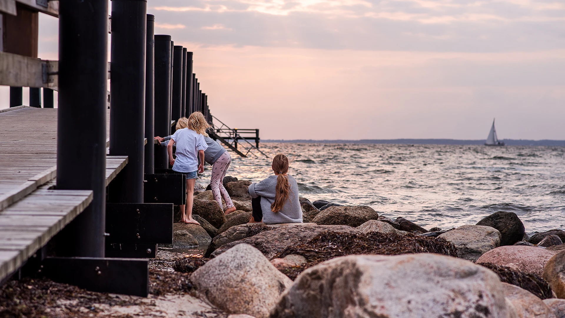 Barn som leker på stenarna vid Rydebäcks brygga