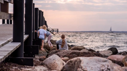 Barn som leker på stenarna vid Rydebäcks brygga