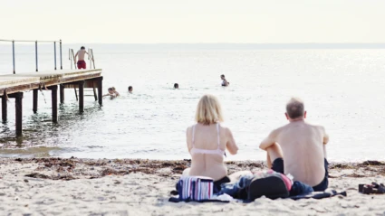 Kvinna och man på sandstranden på Tinkarpsbadet i Helsingborg. (foto: Anna Olsson)