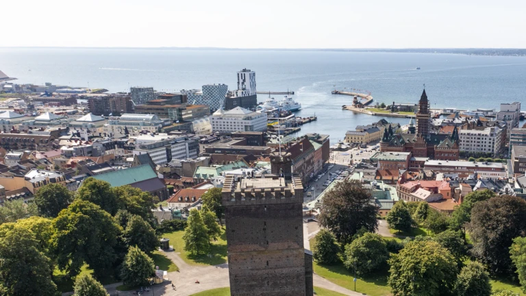 Kärnan, med stora delar av centrala Helsingborg och Centralhamnen i bakgrunden