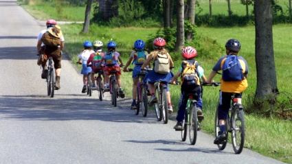 Lärare och barn på cykelväg (foto: Colourbox)