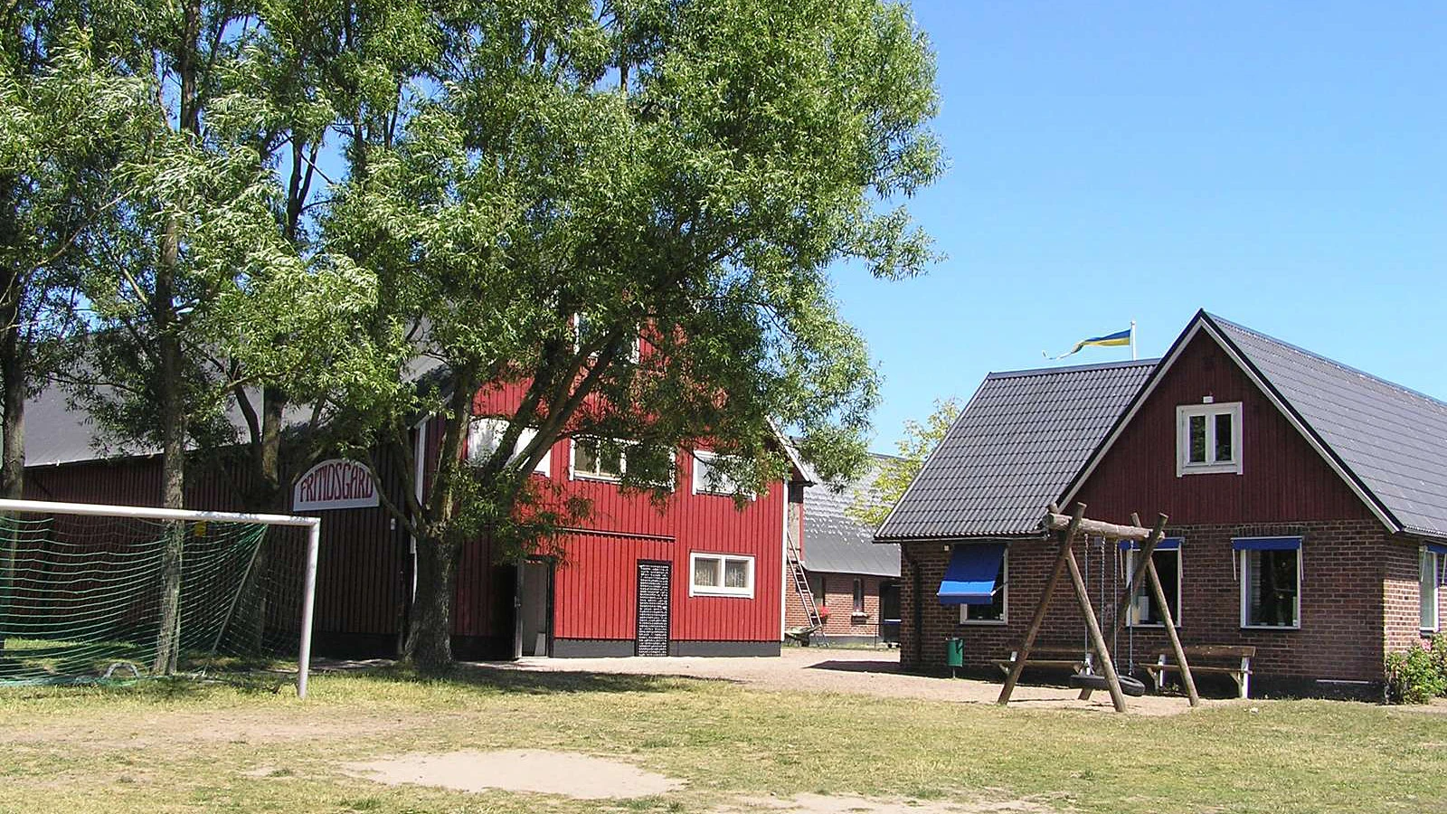 Dalhems fritidsgård och fotbollsplanen framför.