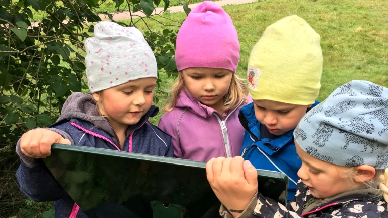 Barn framför skylt i Drömskogen i Helsingborg. (foto: Hjördis Hilmarsdottir)