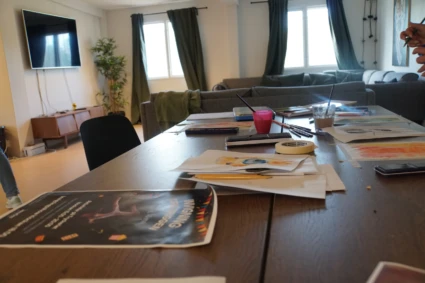 Papper och penslar för kreativt skapande
