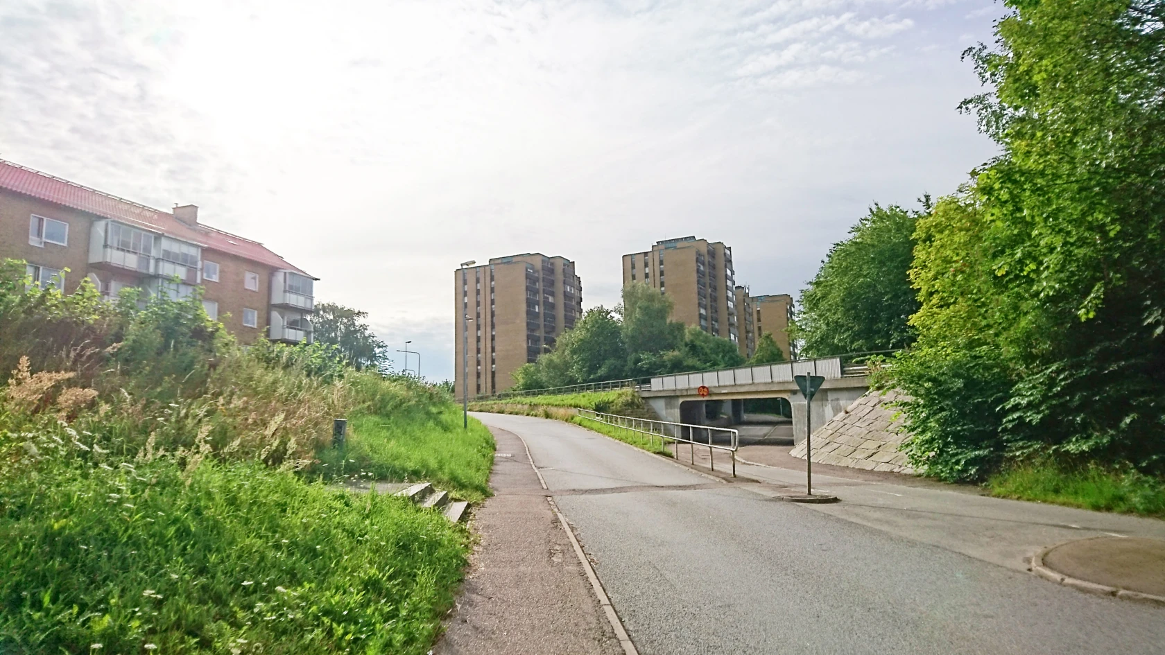 Bussgata och cykelväg på Elineberg.