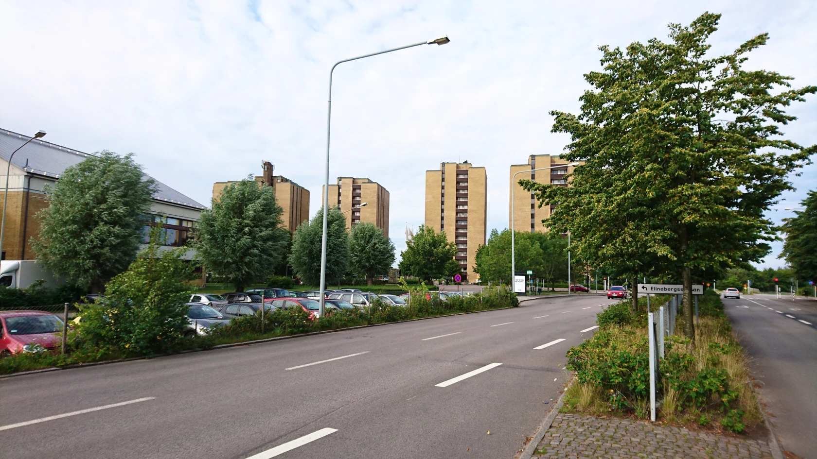 Vägen förbi höghusen på Elineberg.