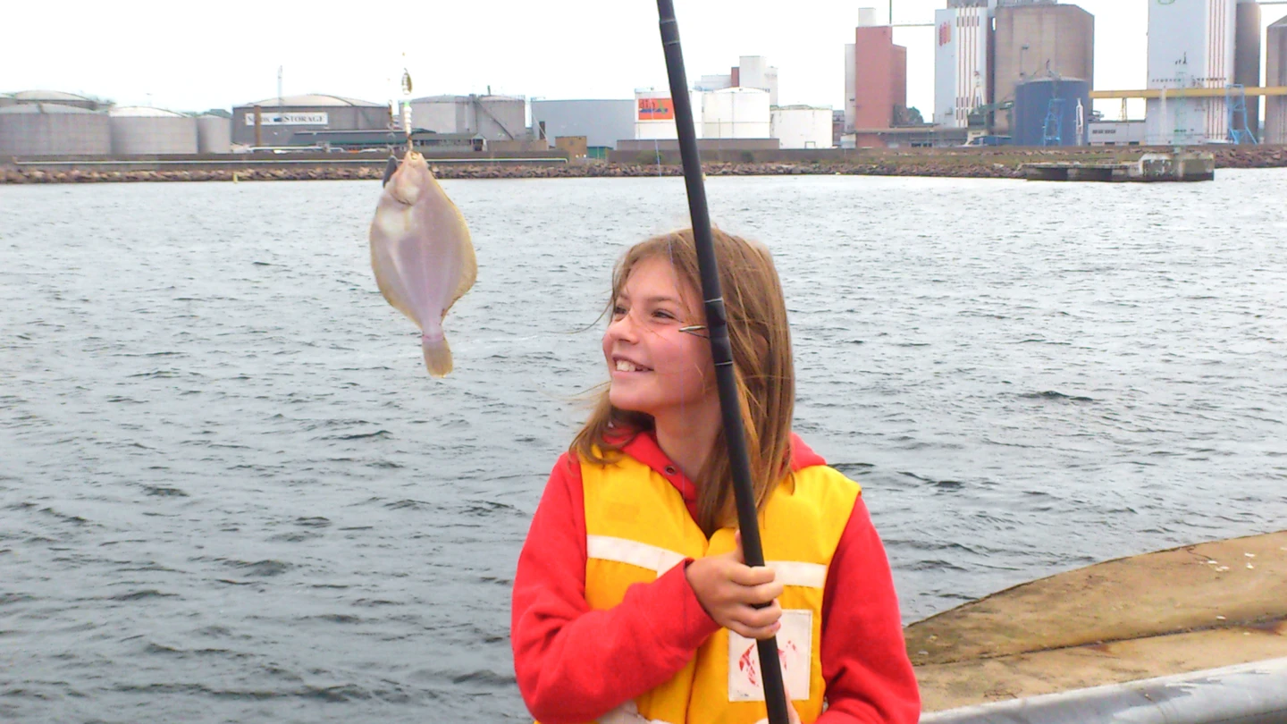 Flicka som fiskar vid Västhamnen i Helsingborg. (foto: Martin Haggren)