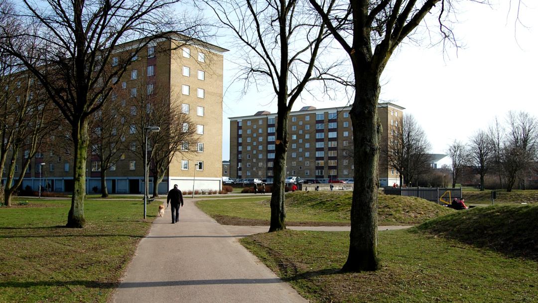 Man på gångväg i bostadsområdet Fredriksdal i Helsingborg.