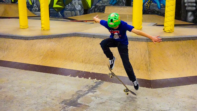 En ungdom åker skejtboard på Jutan.