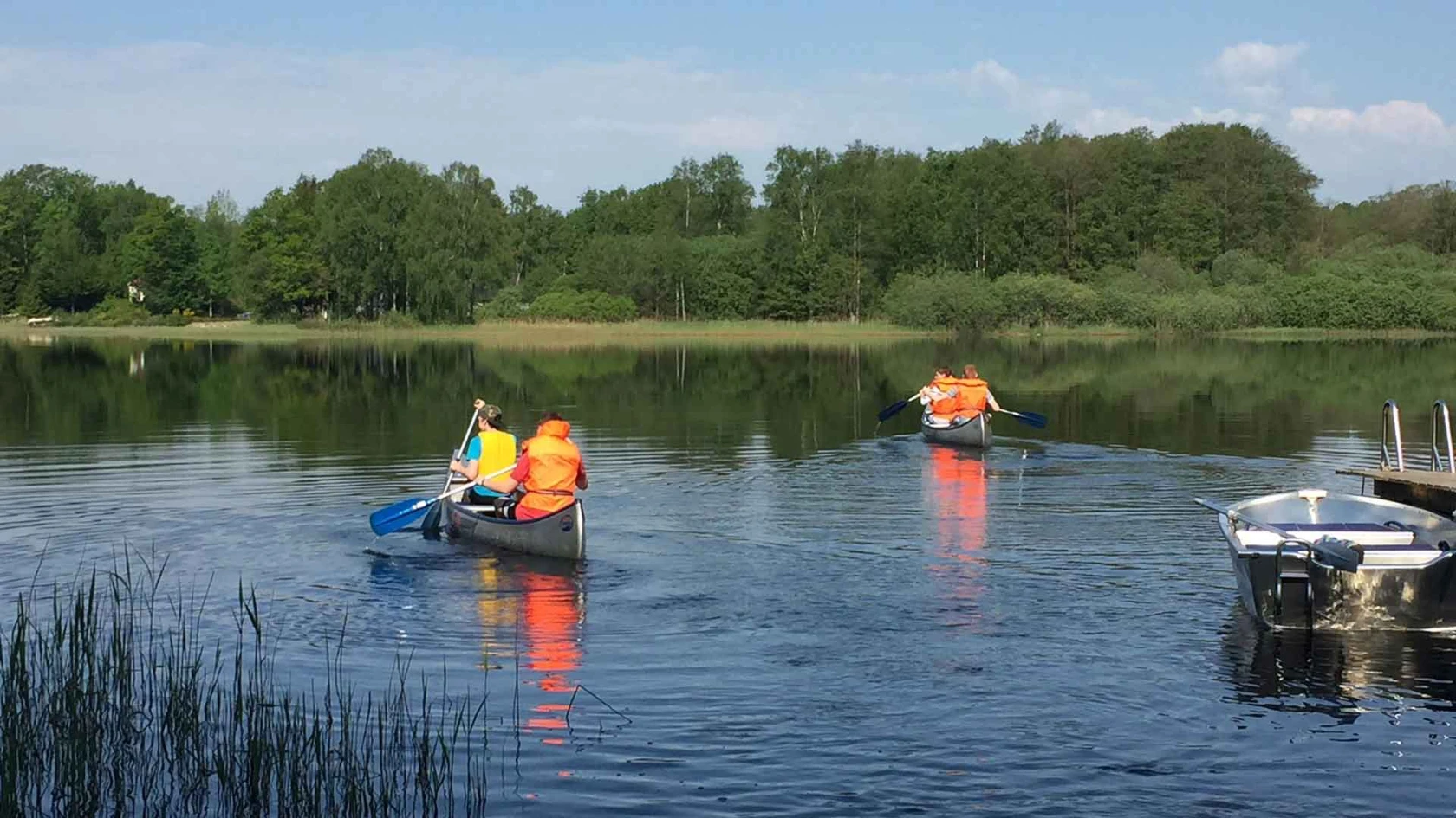 Hjelmsjövik naturskola i Örkelljunga, vy mot sjön där elever paddlar