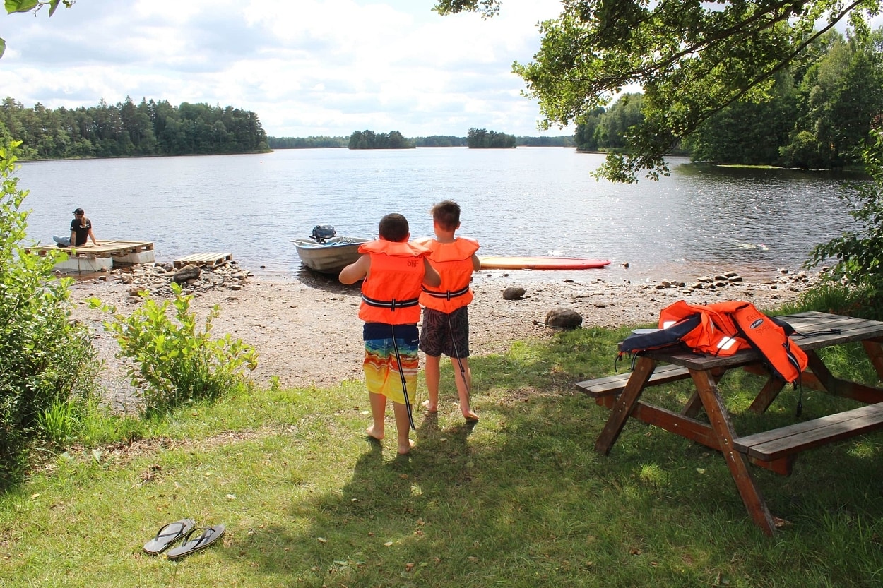 Barn med flytvästar på väg att paddla/åka båt på Skånes fagerhults lägergård.