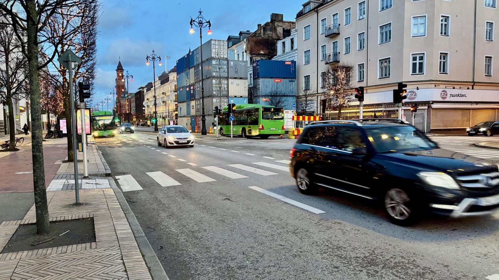 Bilar och bussar passerar på Järnvägsgatan 7 januari 2025.