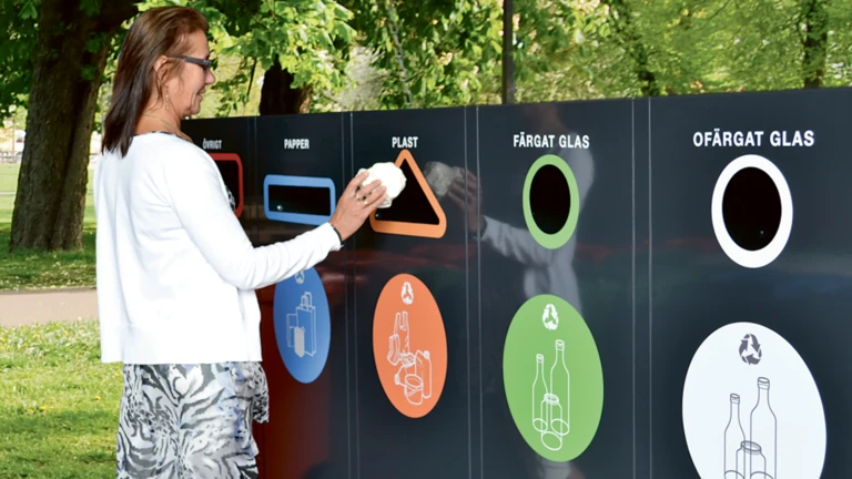 Kvinna vid källsorteringsmodul i Helsingborg
