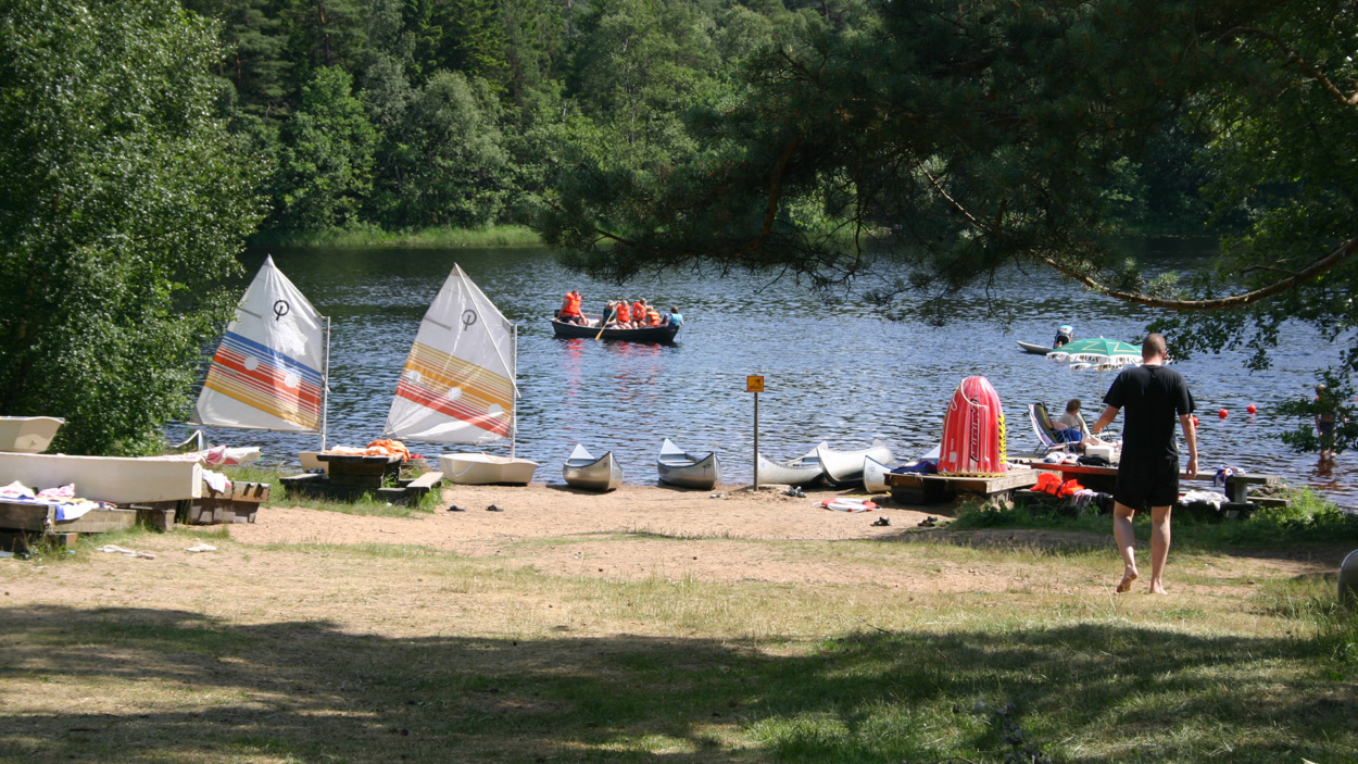 Båtar och segling på lägergård i Helsingborg.