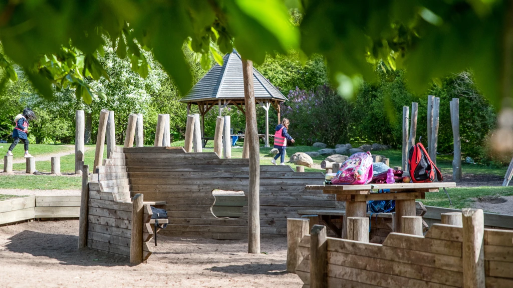 Barn på skeppet på Jordbodalens lekplats i Helsingborg