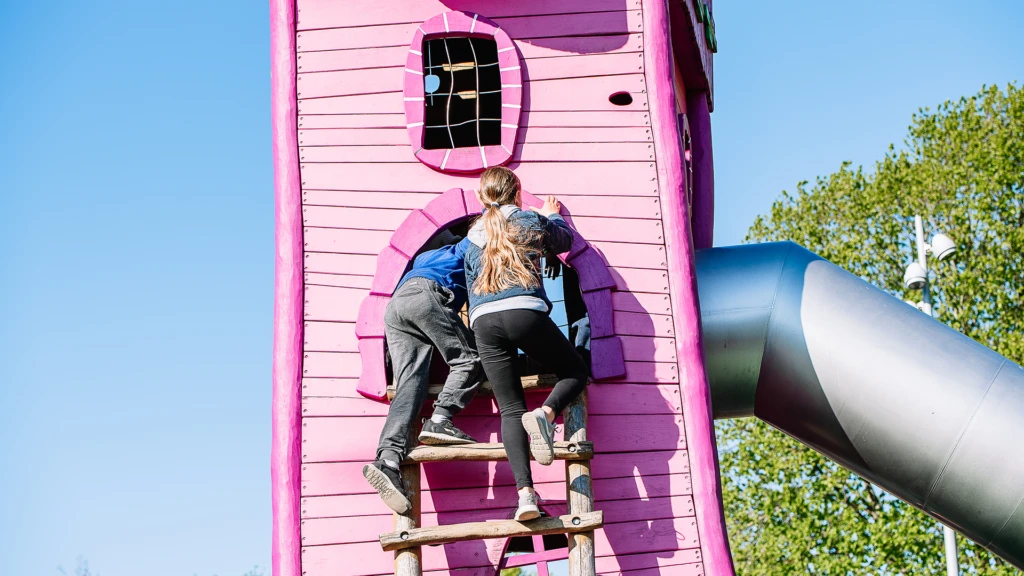 Barn i tornet på lekplatsen Prinsessor och drakar på Drottninghög i Helsingborg