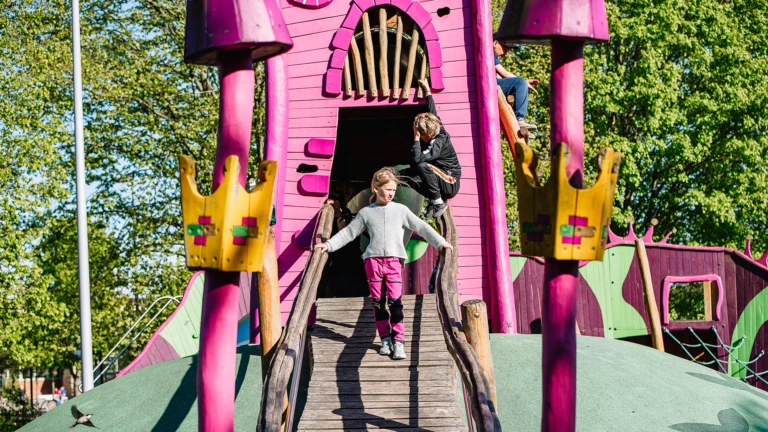 Barn på lekplatsen Prinsessor och drakar på Drottninghög i Helsingborg