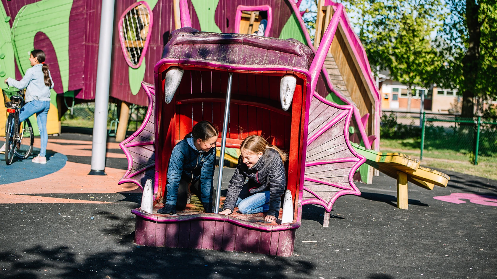 Barn på lekplatsen Prinsessor och drakar på Drottninghög i Helsingborg