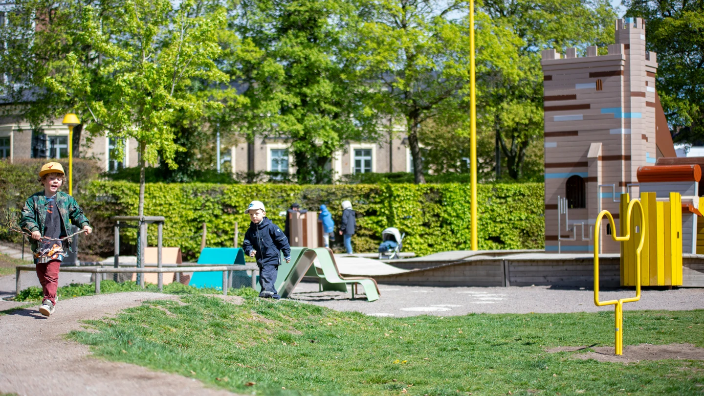 Två pojkar leker på lekplatsen i Slottshagen