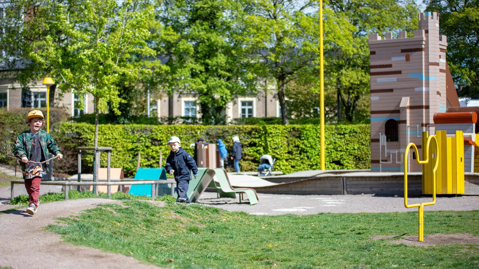 Två pojkar leker på lekplatsen i Slottshagen