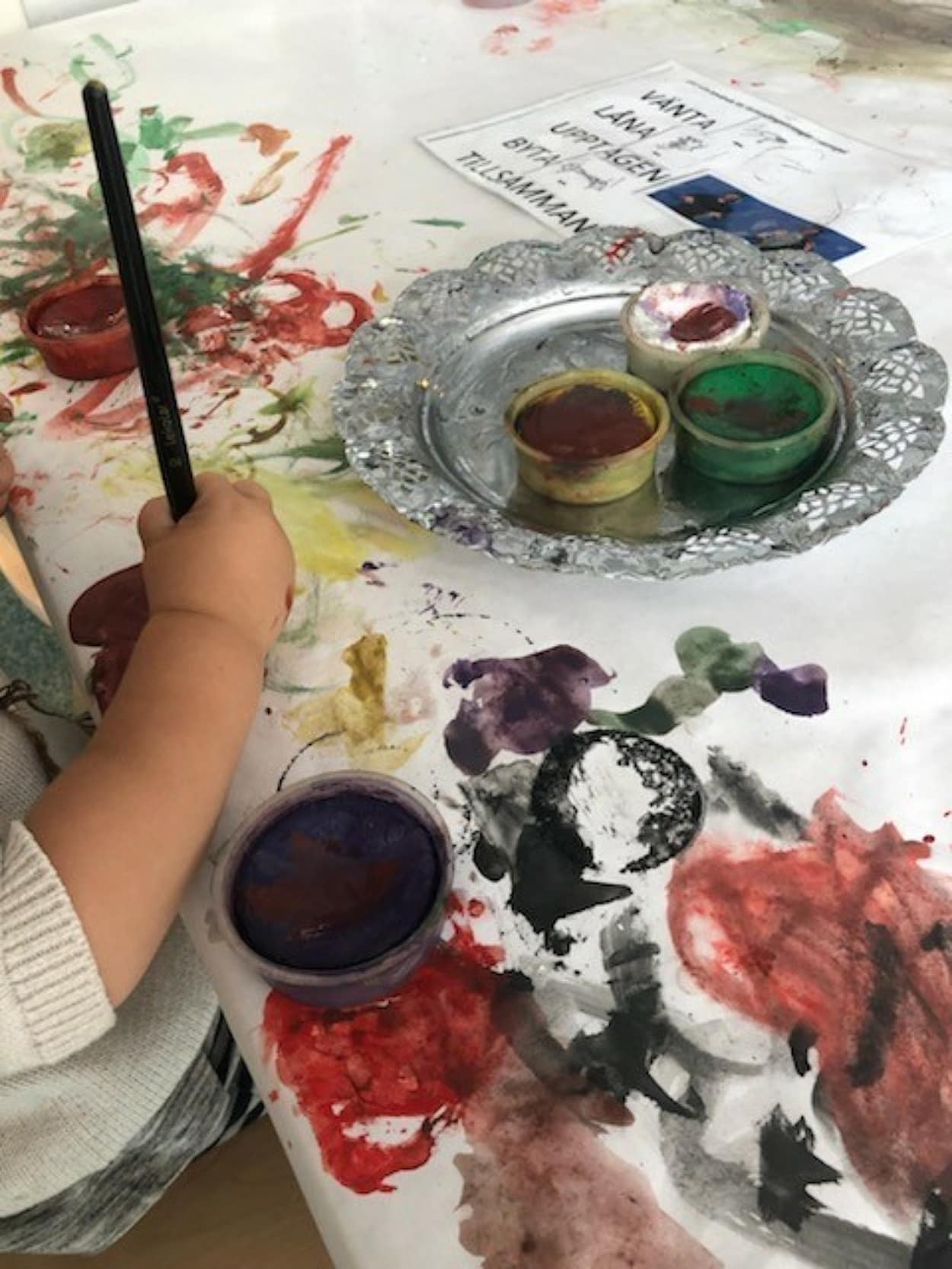 Barnhand och målarfärg