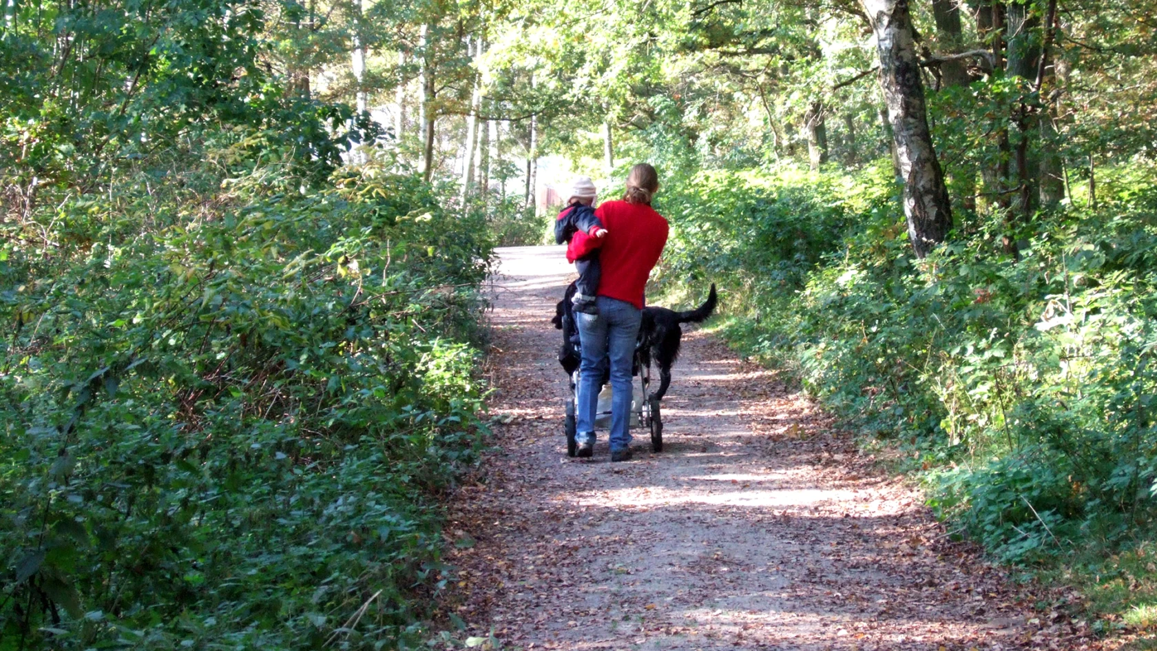 Kvinna med barn och hund i Ättekulla naturreservat i Helsingborg.