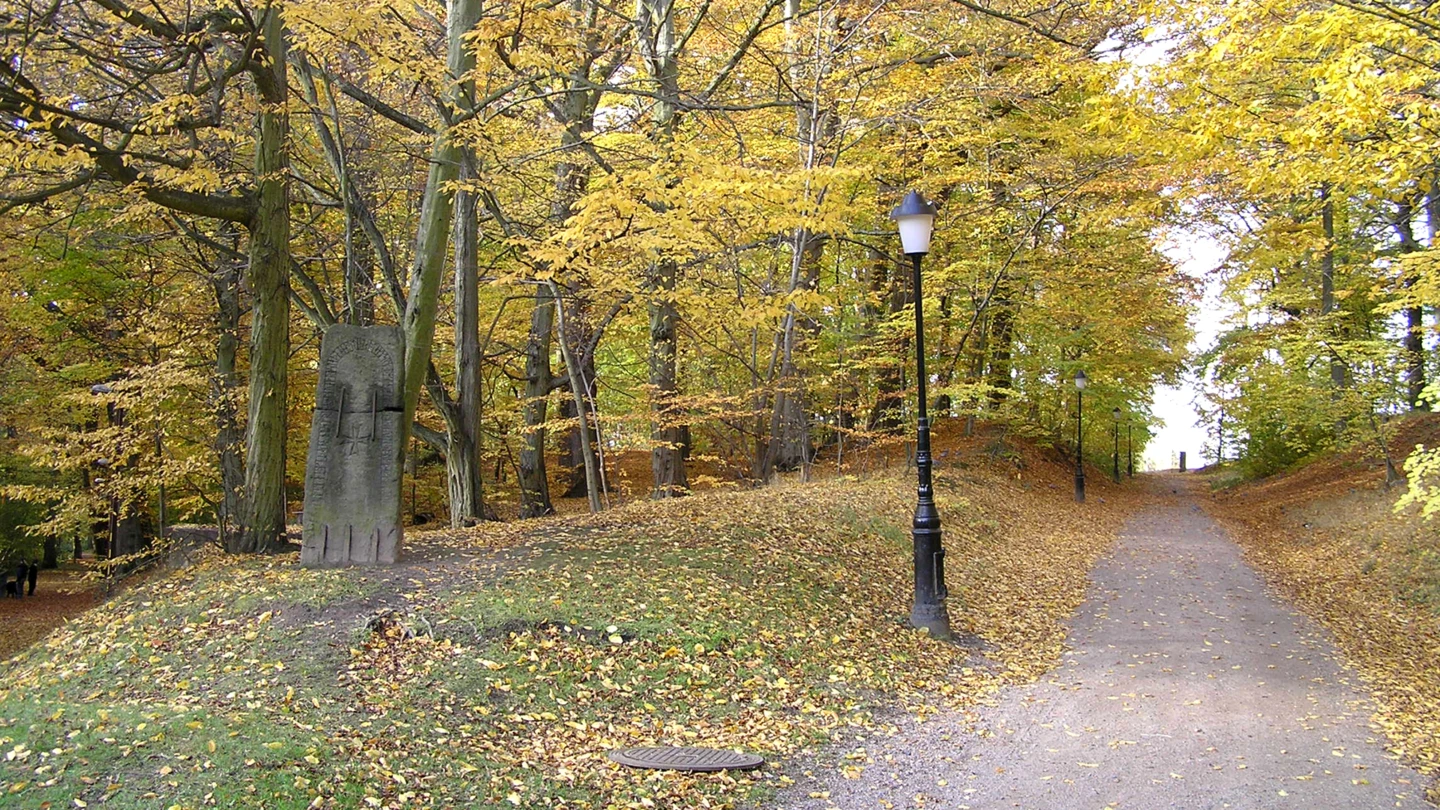 Gångväg i Ramlösaravinen i Ramlösa brunnspark i Helsingborg.