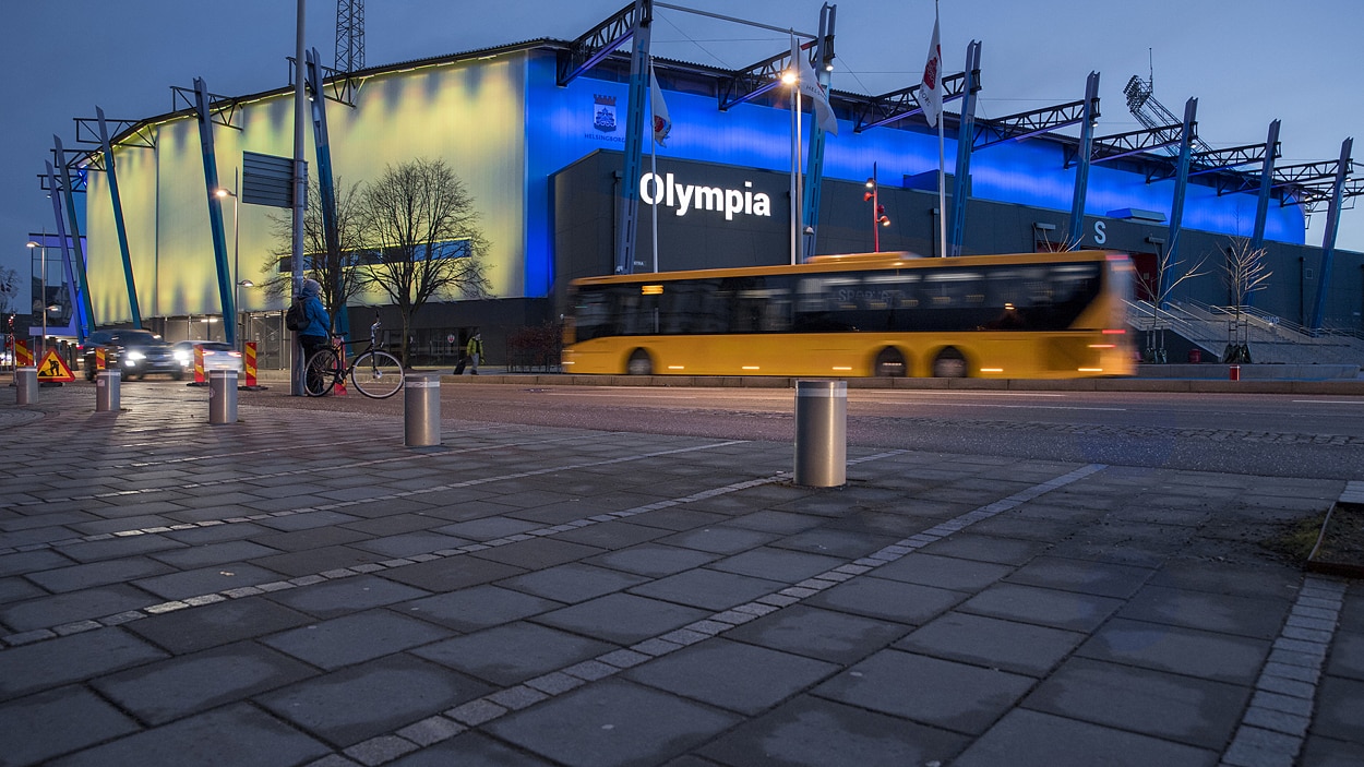 Fasaden på arenan Olympia belyses med olika färger beroende vilket helsingborgslag som har hemmamatch.