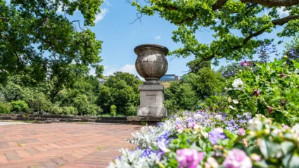 Blomsterrabatt och urna i parken Margaretaplatsen
